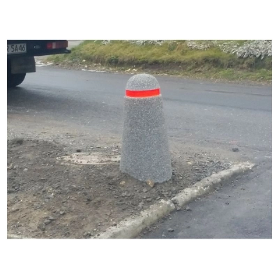 Betonowy słupek parkingowy 80cm HK 307 - taśma odblaskowa
