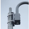 Adapter słupowy PMA-L-20  z uchwytem SBN-BOX-20 zainstalowany na słupie