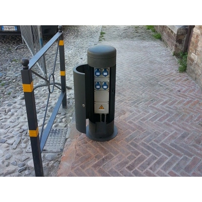 Słupek okrągły NBR325/860 z wbudowaną rozdzielnicą elektryczną
